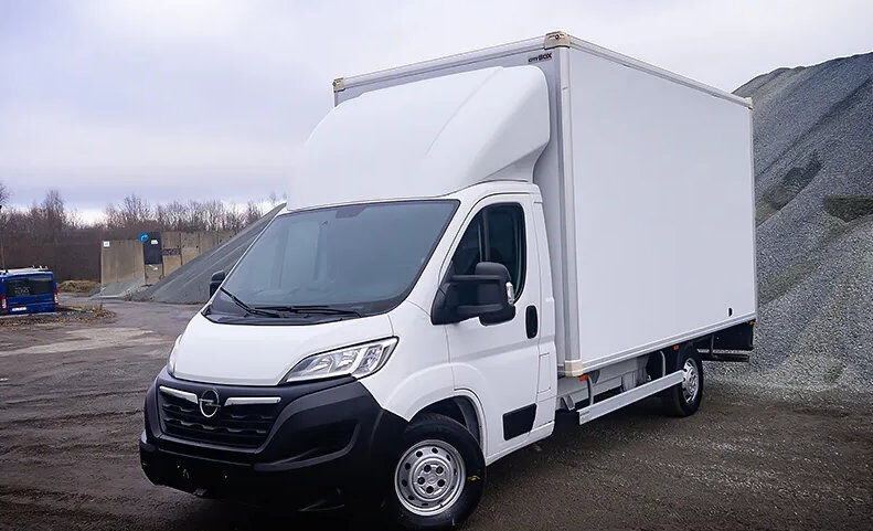 Furgone Opel Movano FAFA Trasporti per consegne espresse